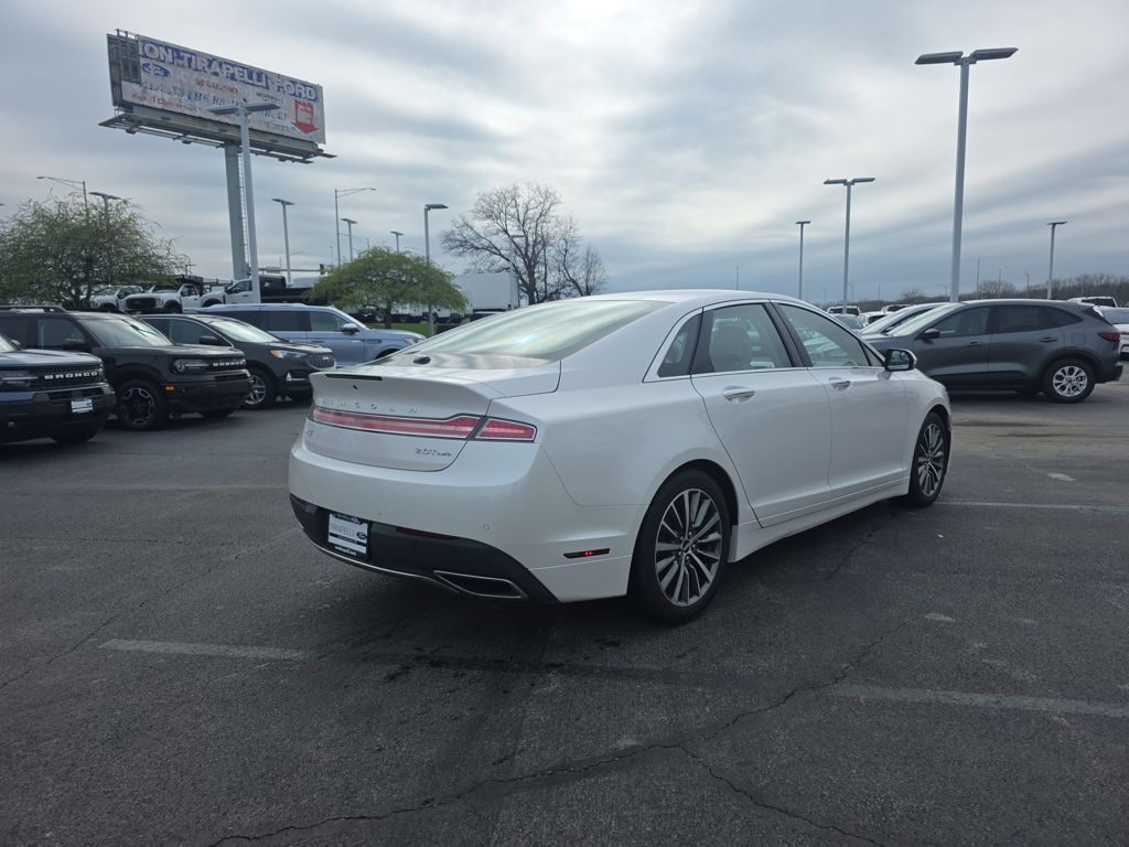 Used 2018 White Lincoln Select image 8