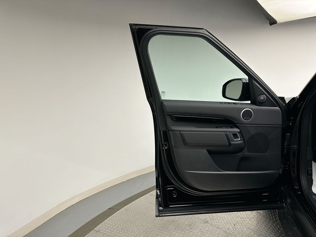 Thumbnail: 2025 Land Rover Discovery - 7