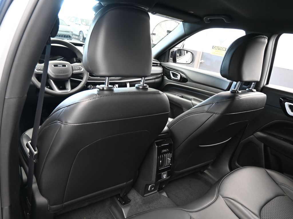 New 2026 silver zynith metallic clearcoat Jeep Latitude image 26