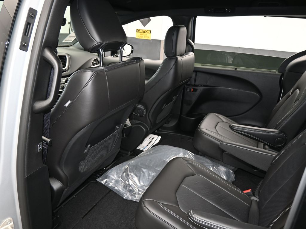 New 2026 Silver Mist Clearcoat Chrysler LX image 29