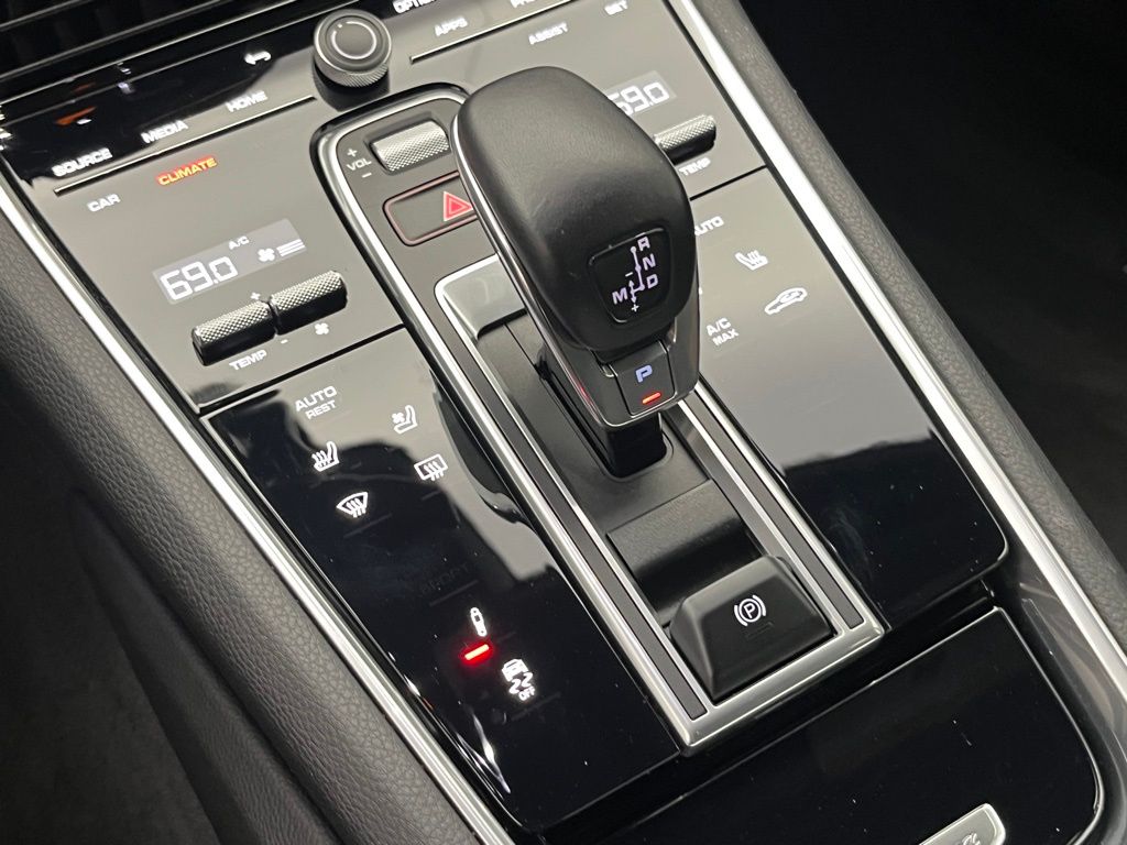 Thumbnail: 2023 Porsche Panamera - 16