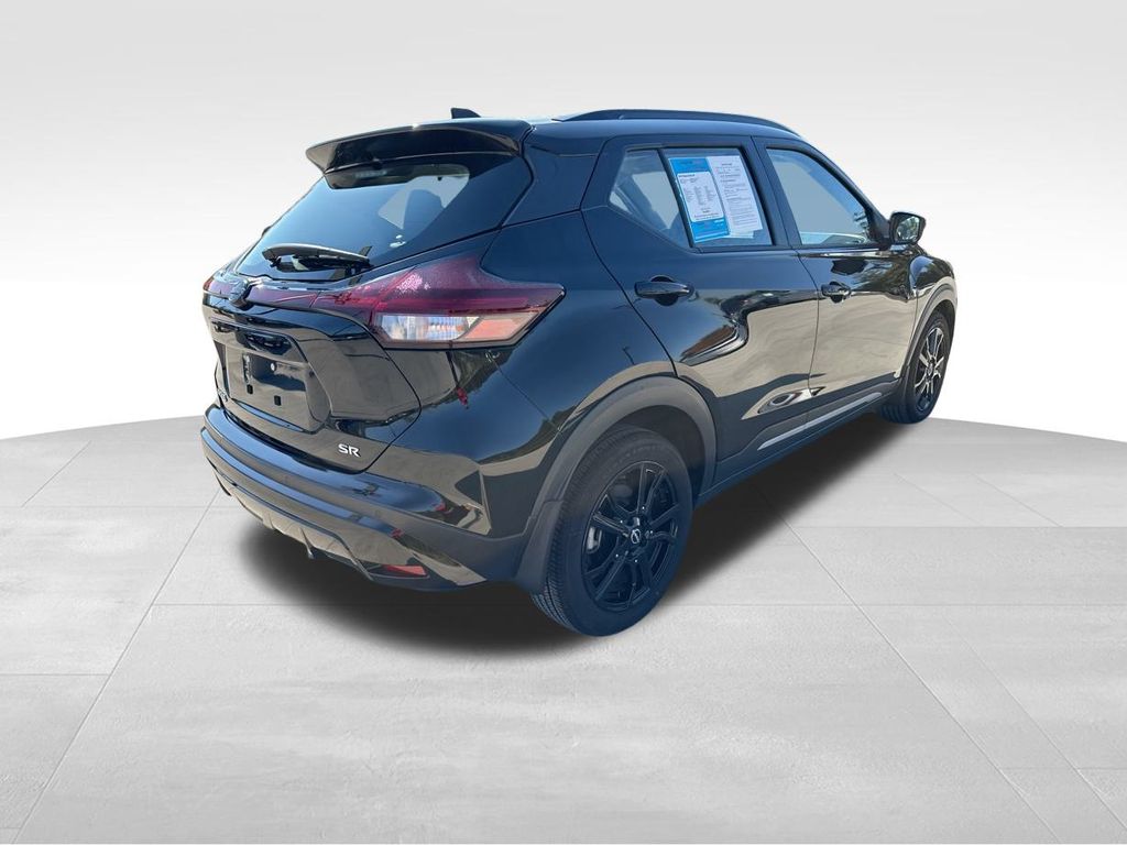 2023 Nissan Kicks SR 8