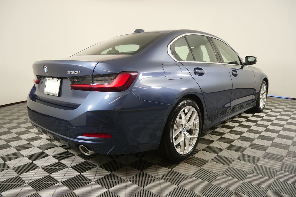 Thumbnail: 2026 BMW 3 Series - 3