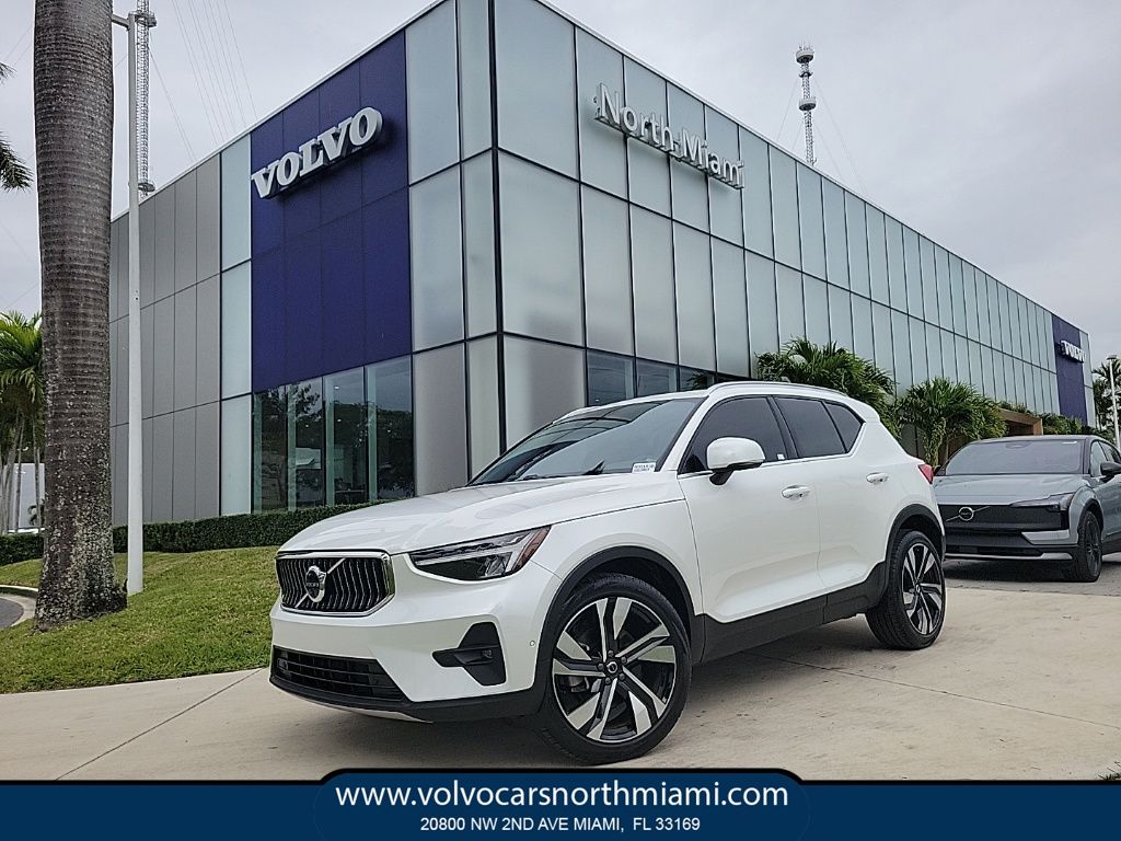 2023 Volvo XC40 B4 Plus Bright Theme