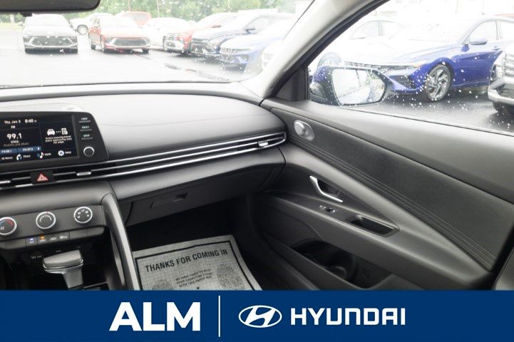2025 Hyundai Elantra SE photo 13