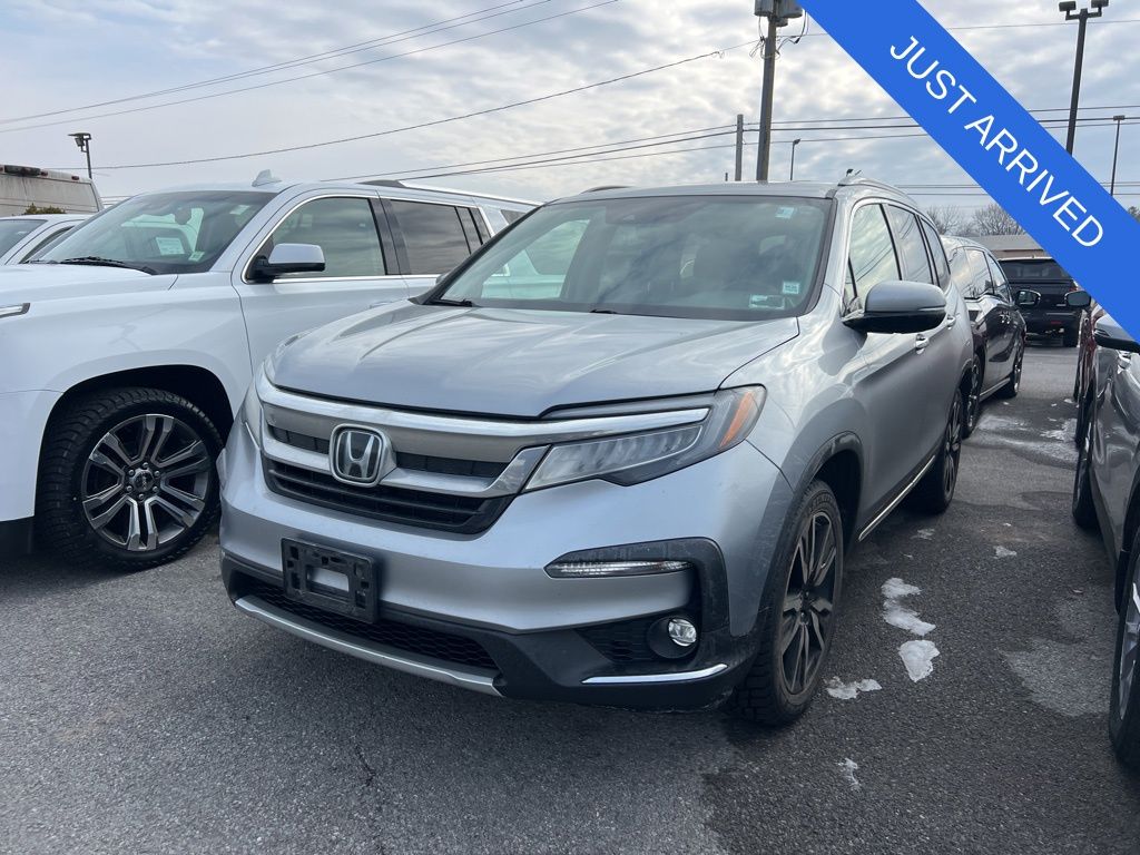 2019 Honda Pilot Touring AWD with Rear Captain's Chairs