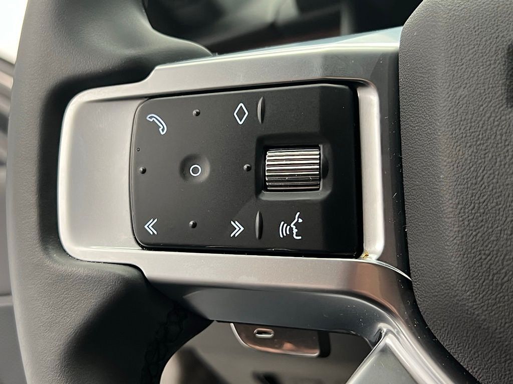 Thumbnail: 2025 Land Rover Discovery - 18