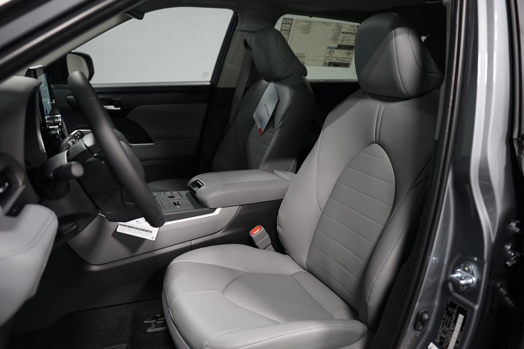 2025 Toyota Highlander XLE 27