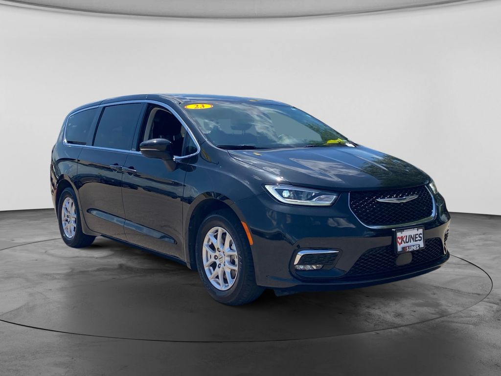 Brilliant Black Crystal Pearlcoat 2023 Chrysler Pacifica Minivan Front-Wheel Drive 9-Speed Automatic