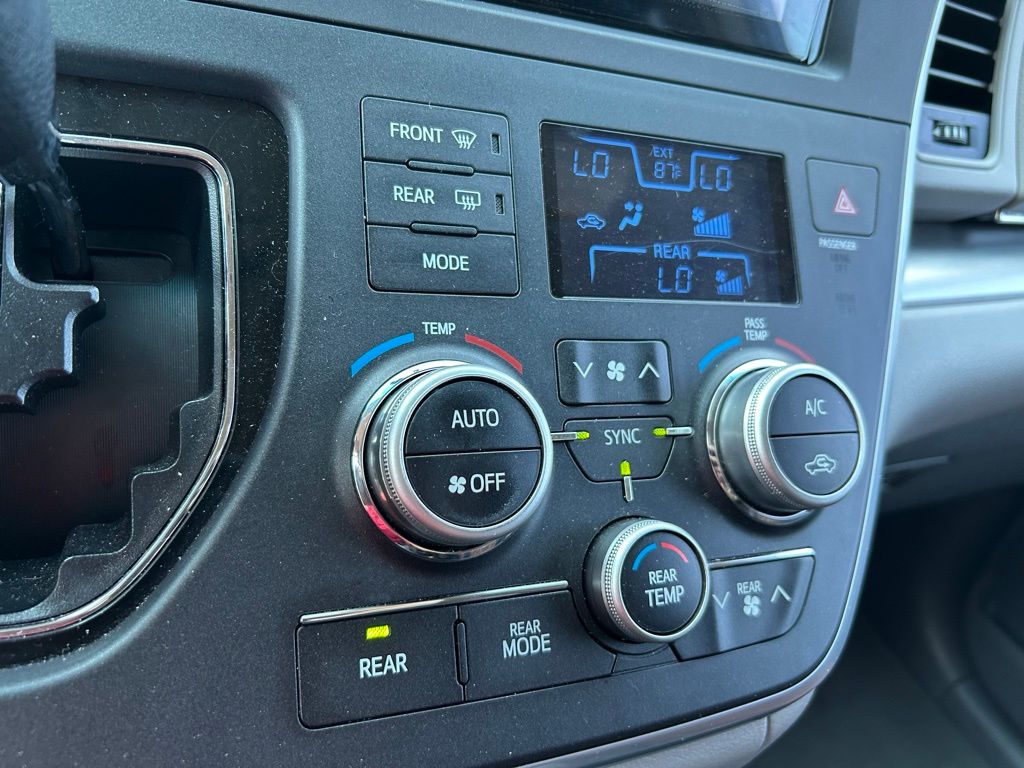 2015 Toyota Sienna LE 27