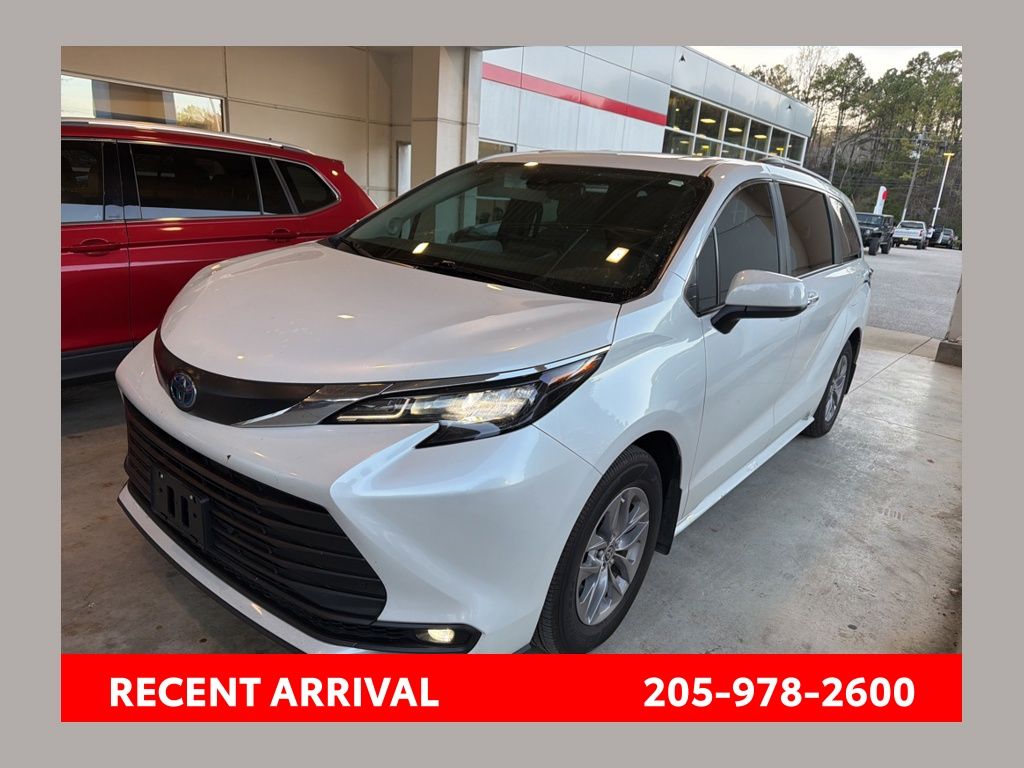 2025 Toyota Sienna XLE 7-Passenger FWD