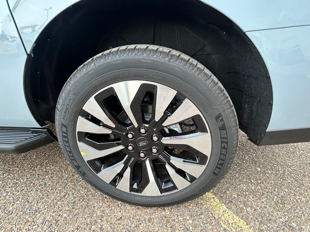 New 2027 Gray Ford Platinum image 9