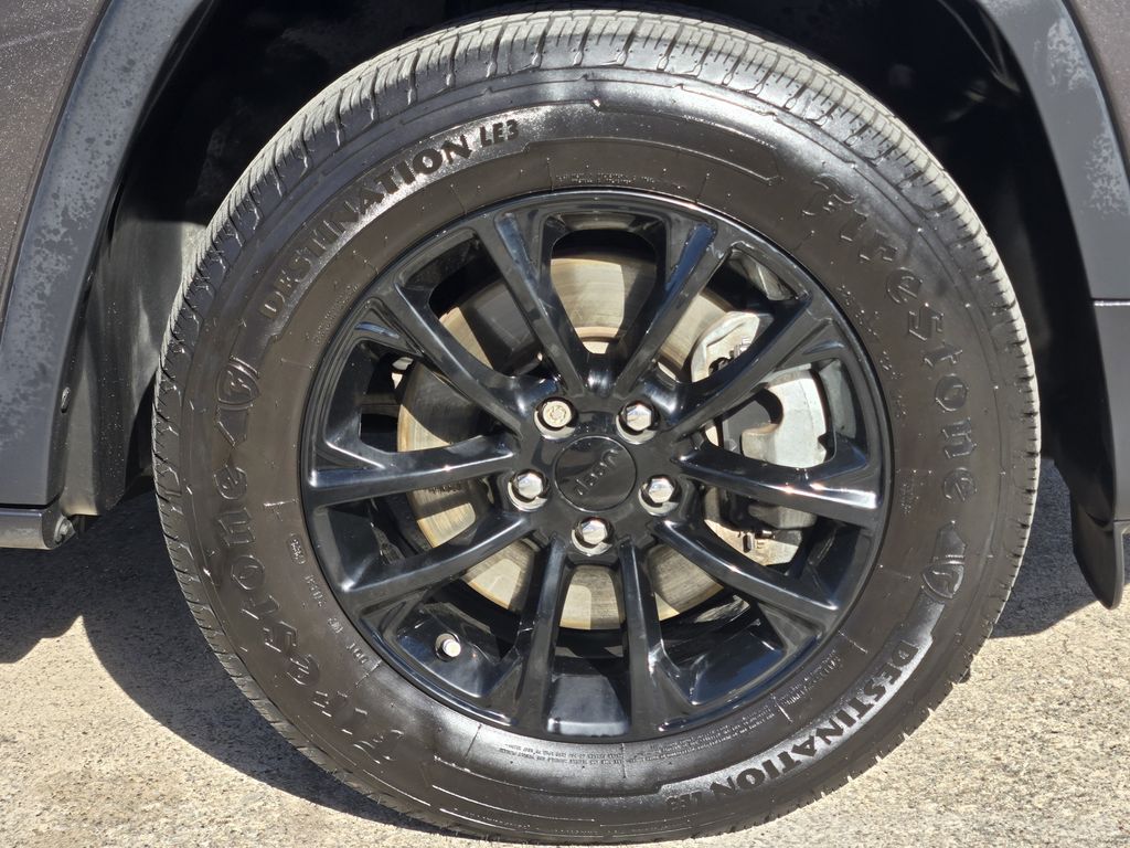 used 2023 Jeep Cherokee car, priced at $21,392