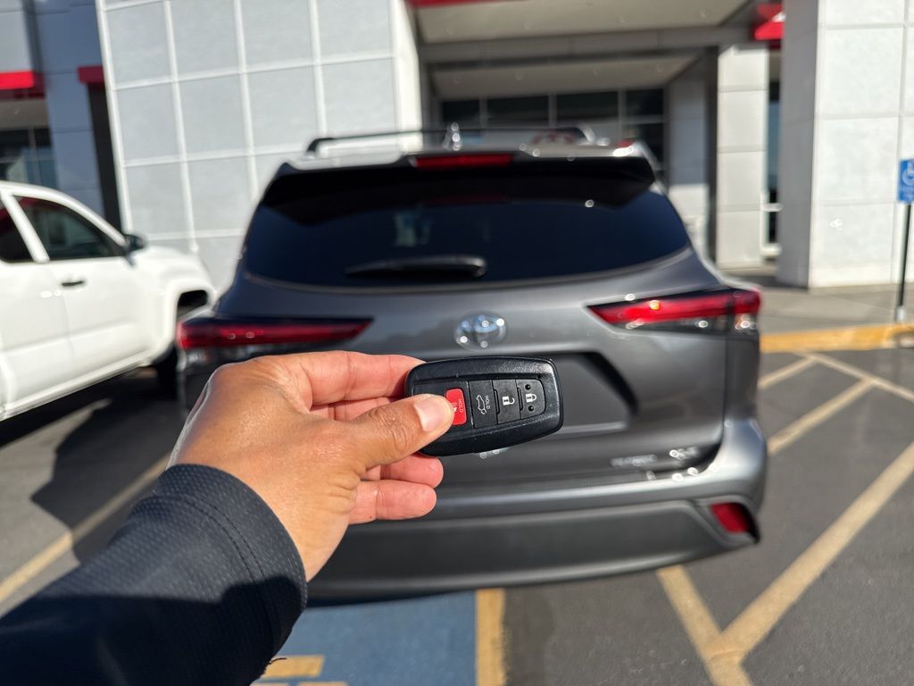 Thumbnail: 2023 Toyota Highlander - 6