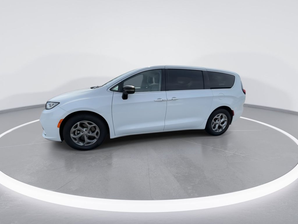 Used 2024 White Chrysler Limited image 4