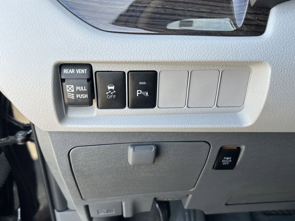 2020 Toyota Sienna XLE 32