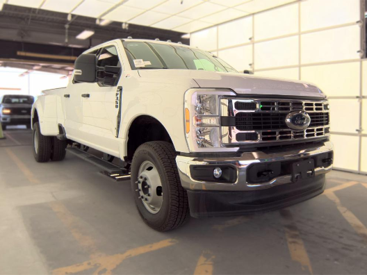 Oxford White 2025 Ford F-350 Super Duty Pickup Truck Four-Wheel Drive Automatic