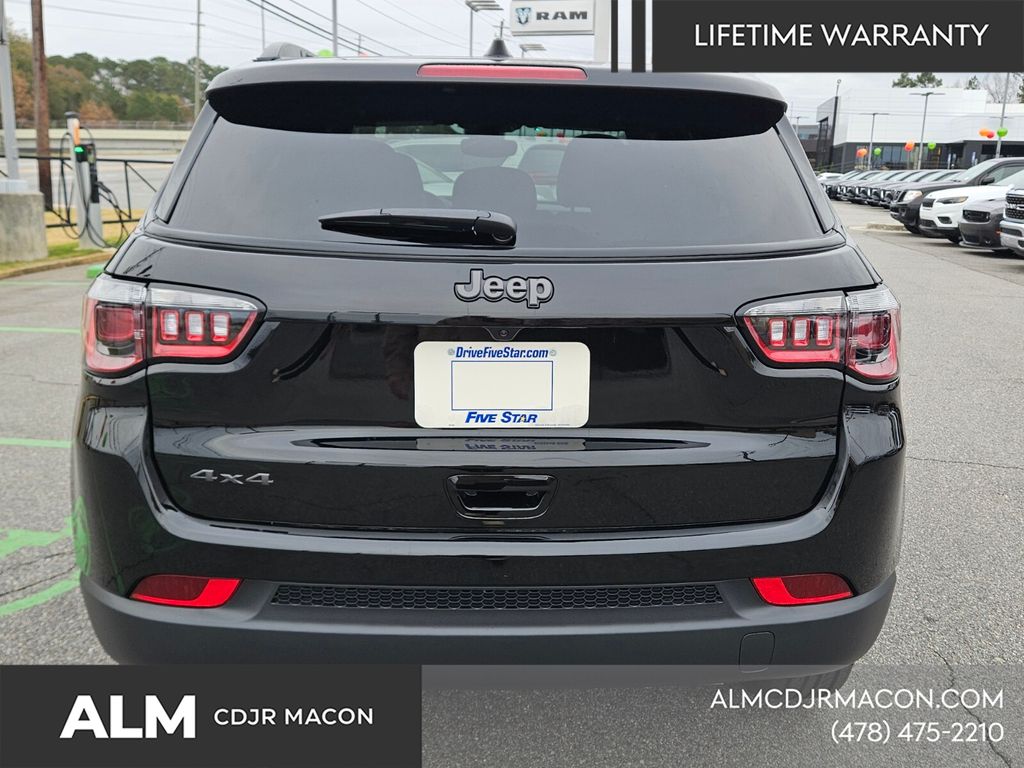 New 2026 Diamond Black Crystal Pearlcoat Jeep Latitude image 11