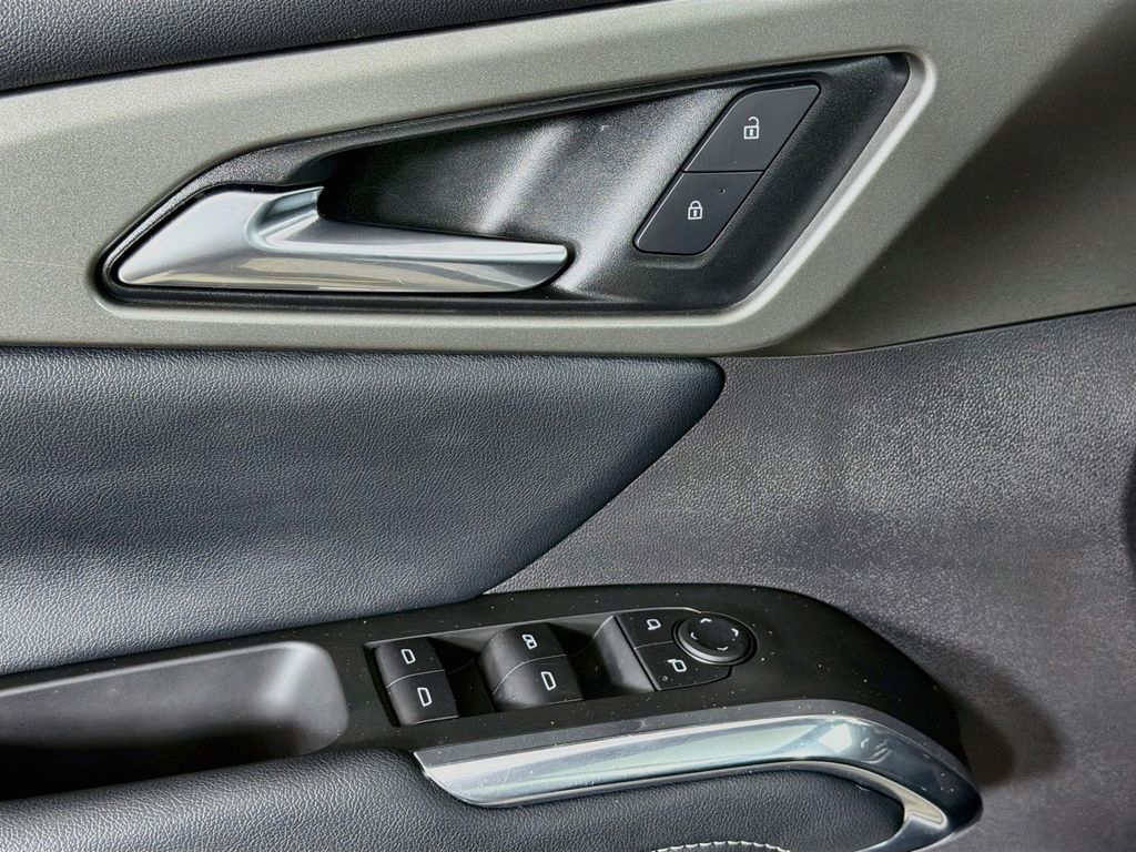 Used 2025 Chevrolet Traverse SUV