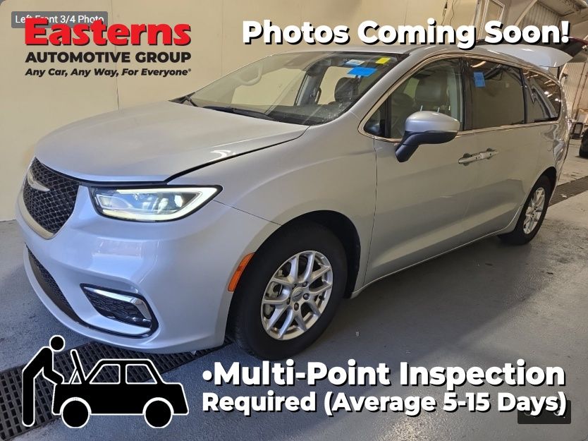 2023 Chrysler Pacifica Touring L's photo
