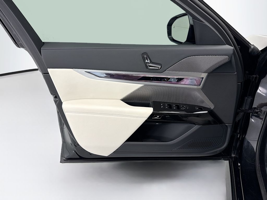 Thumbnail: 2023 BMW i7 - 23
