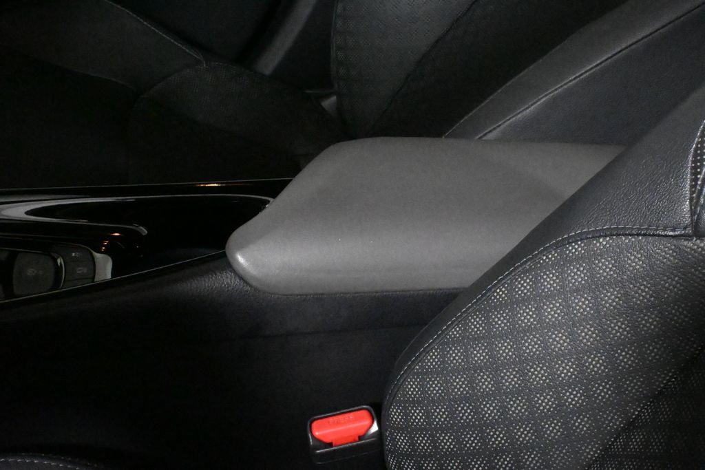 2022 Toyota C-HR XLE 27