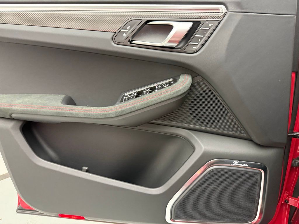 Thumbnail: 2026 Porsche Macan - 20