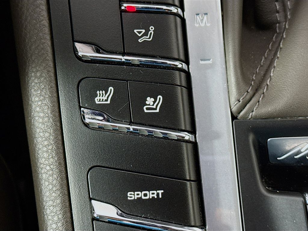 Thumbnail: 2020 Porsche Macan - 21