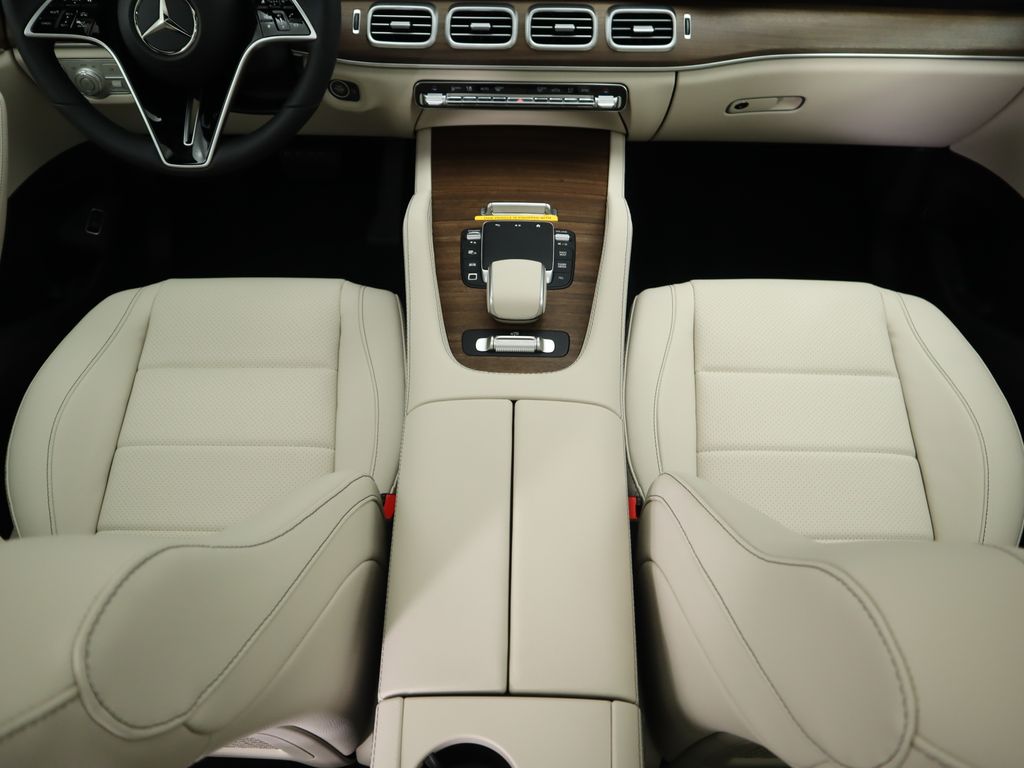 2025 Mercedes-Benz GLS 450 4MATIC 18