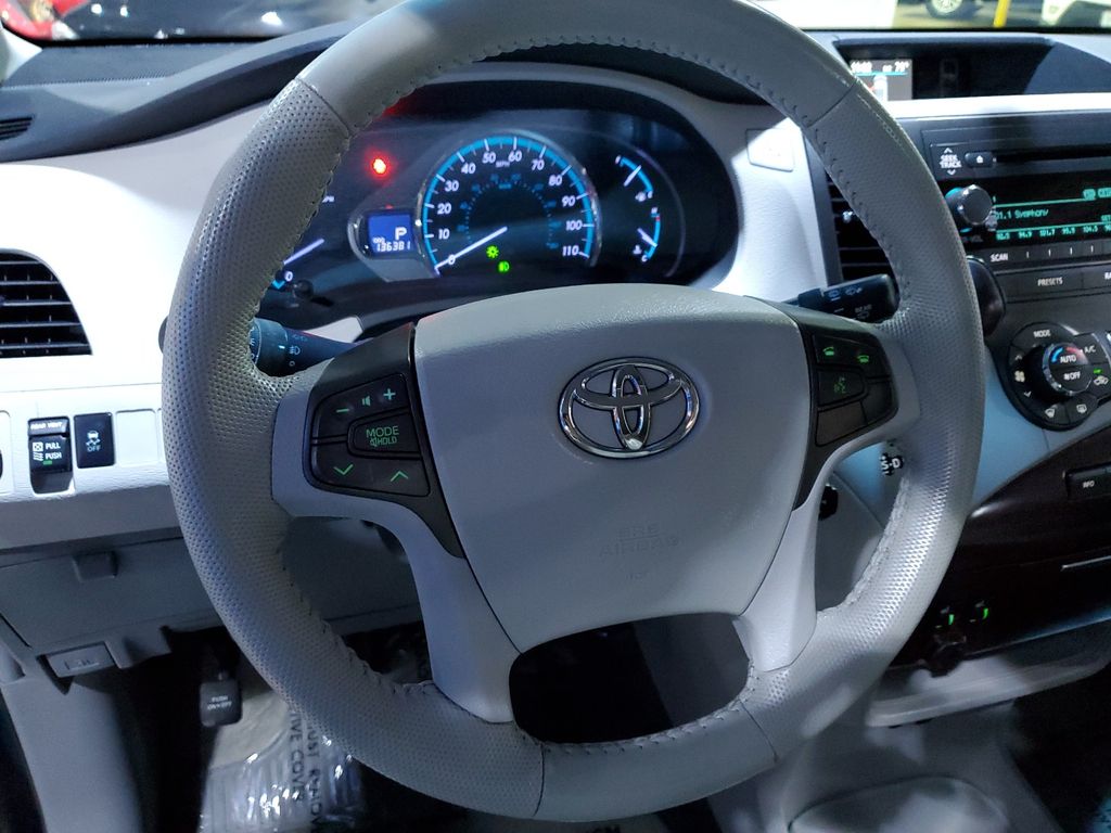 2012 Toyota Sienna XLE 28