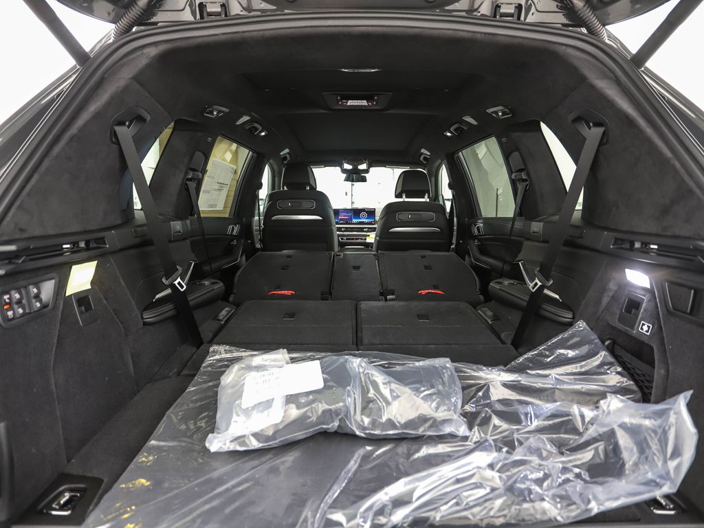 Thumbnail: 2027 BMW X7 - 30