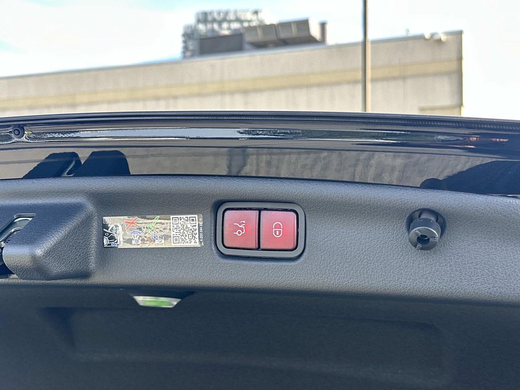 Thumbnail: 2025 Mercedes-Benz C-Class - 21