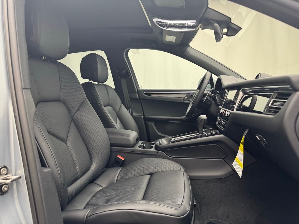 Thumbnail: 2025 Porsche Macan - 17