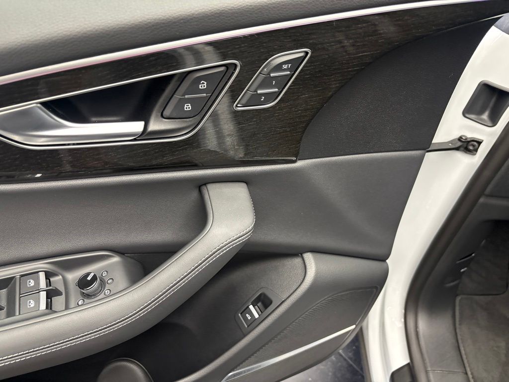 Thumbnail: 2026 Audi Q8 - 5