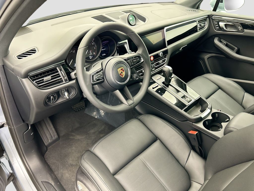 Thumbnail: 2026 Porsche Macan - 4