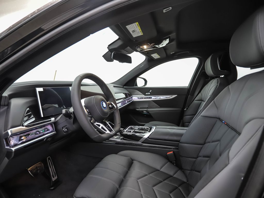 2025 BMW 7 Series 750e xDrive 10