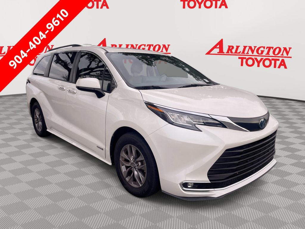 2021 Toyota Sienna XLE's photo