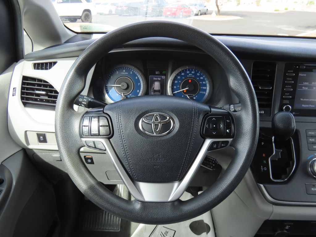 2020 Toyota Sienna LE 10