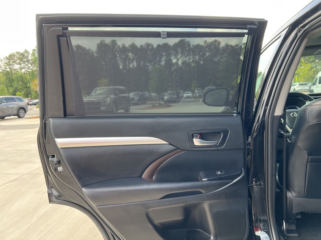 2019 Midnight Black Metallic Toyota Highlander XLE AWD SUV