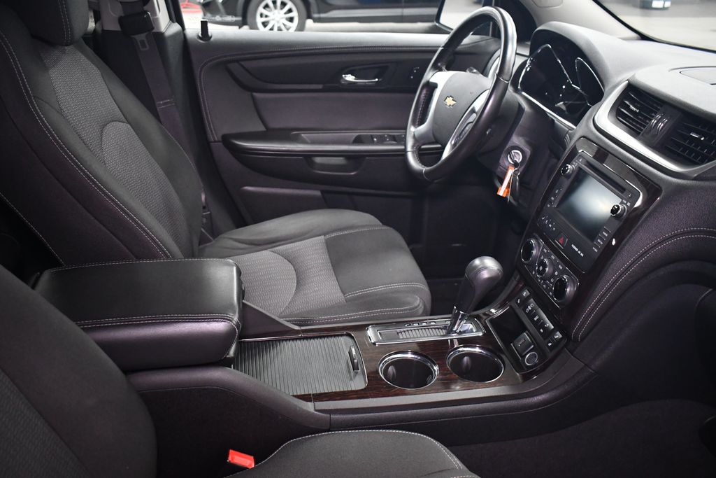 Thumbnail: 2017 Chevrolet Traverse - 32