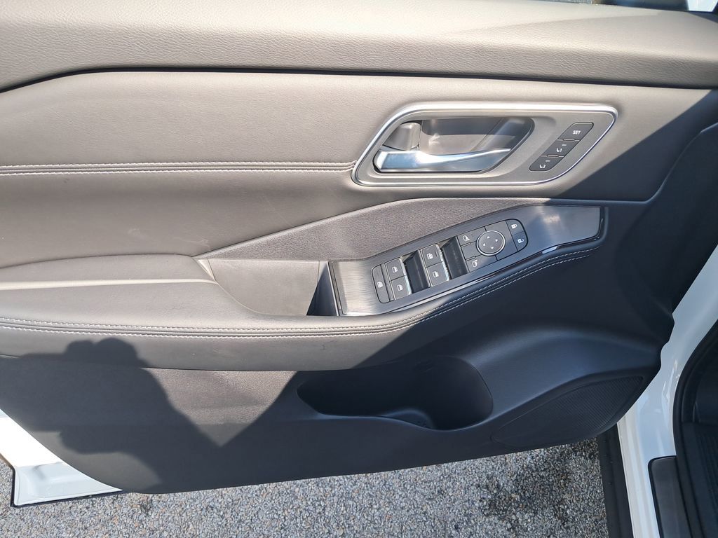 2026 Nissan Rogue Platinum White at South Hills Kia