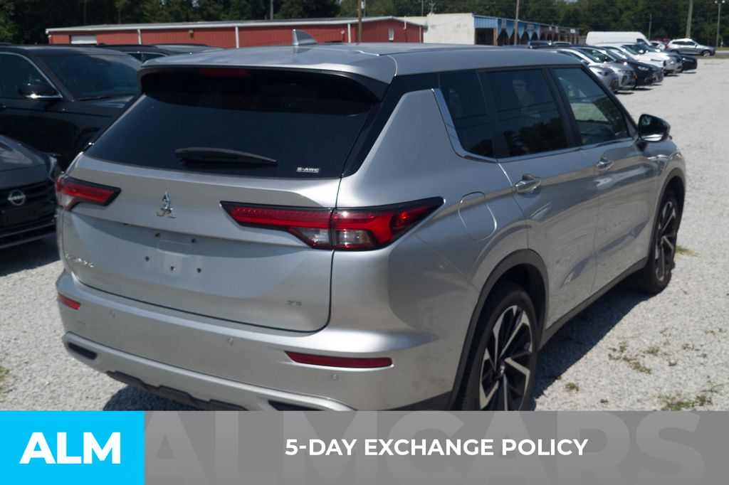 Used 2024 Gray Mitsubishi SE image 3