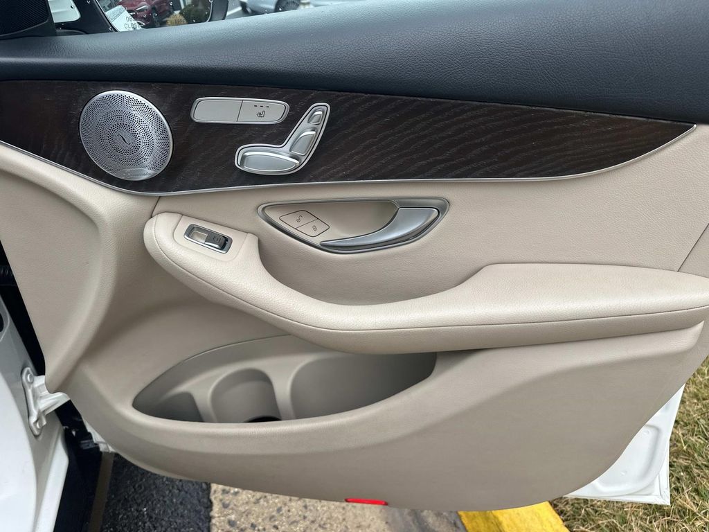 Thumbnail: 2018 Mercedes-Benz GLC - 19