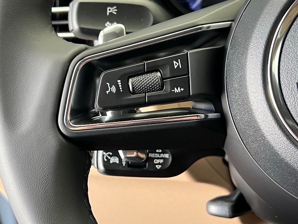 Thumbnail: 2026 Porsche Macan - 14