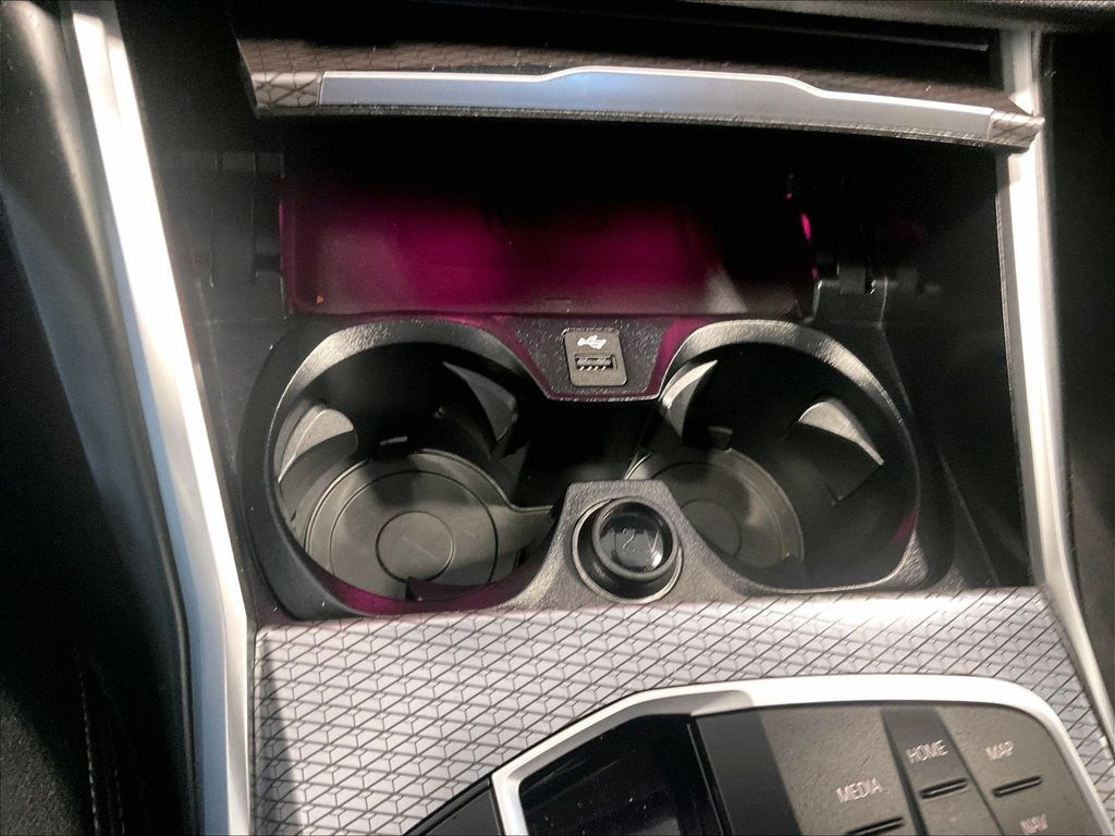 2025 BMW 3 Series — photo 27
