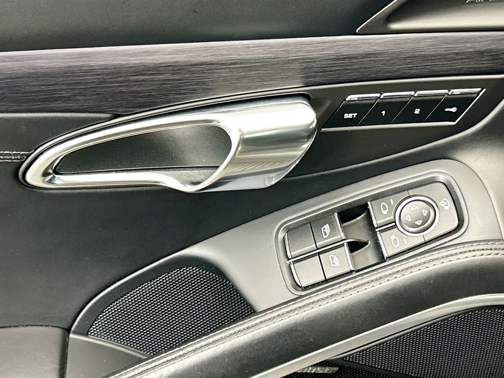 Thumbnail: 2016 Porsche 911 - 24