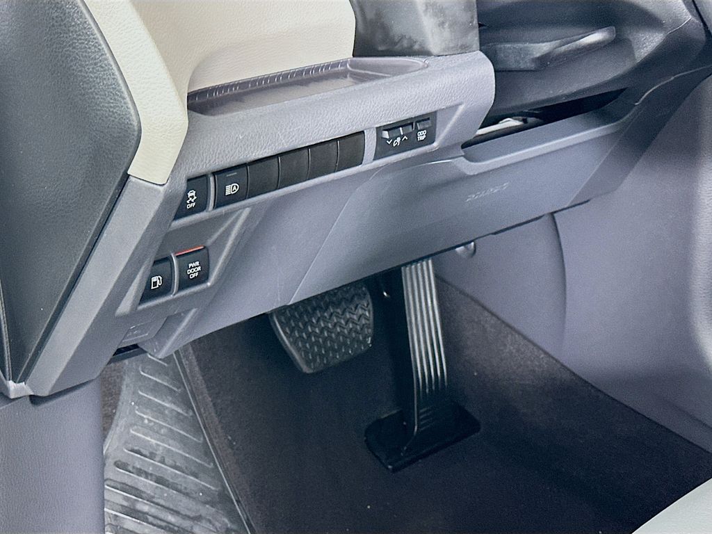 Thumbnail: 2024 Toyota Sienna - 10