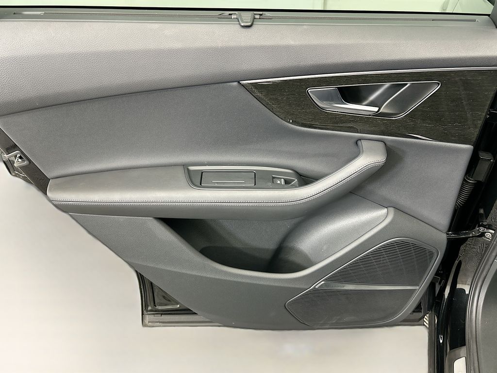 Thumbnail: 2023 Audi Q7 - 25