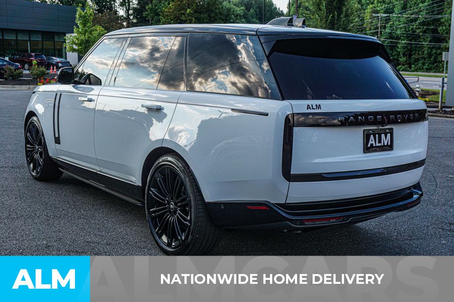 2025 Land Rover Range Rover SE photo 3
