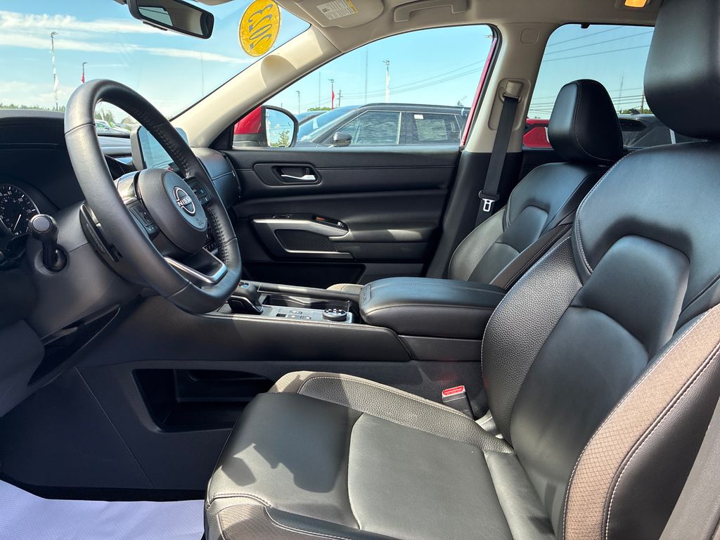 2023 Nissan Pathfinder SL - 9